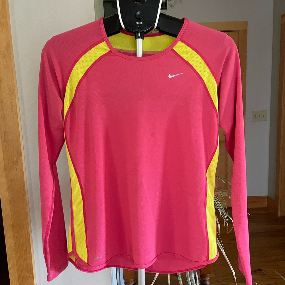 Nike top. Size M. Long sleeves.